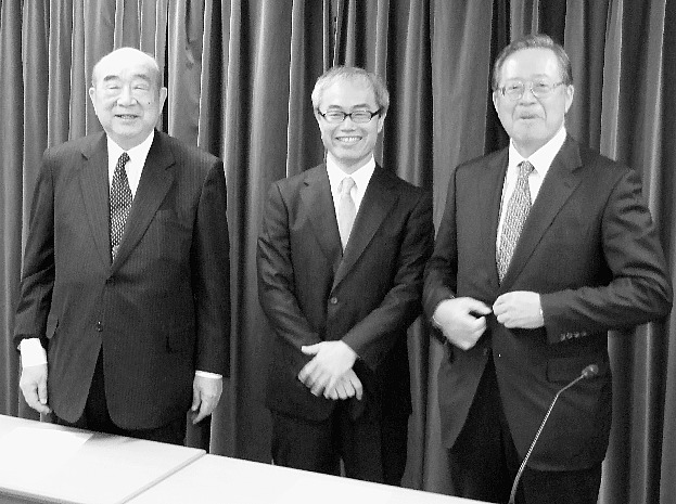 52歳の若さで住友不動産社長に就任する仁島氏(中央)。左は高島会長、右は小野寺社長