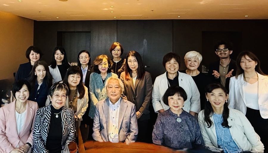 7月7日、六本木ヒルズクラブで開かれた不動産女性塾の「ミライ会議」には北澤艶子塾長(前列左から2人目)を始め19名が参加。今年11月に設立10周年を迎える女性塾の今後の活動について熱い議論が交わされた