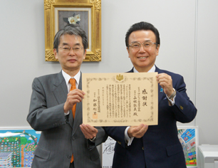 マンション管理業協会理事長山根弘美氏(右)と、住宅金融支援機構理事長加藤利男氏(左)