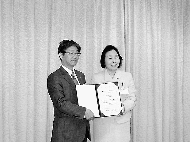認定証授与式(清原市長(右)と宮嶋野村不代表取締役)
