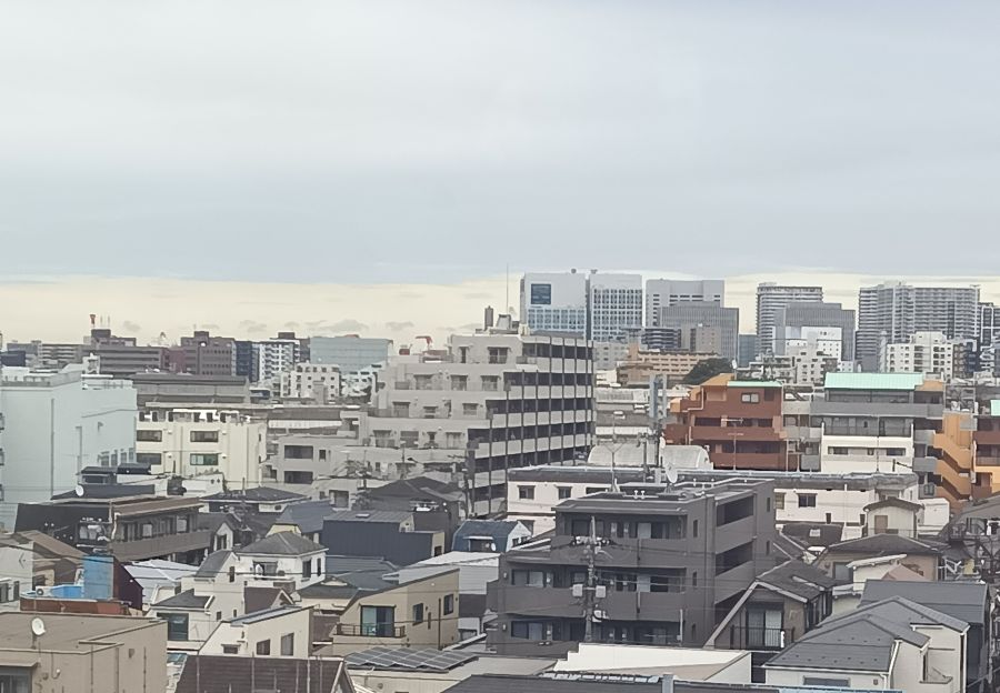 住まいは所有すること自体に意味があるのではなく、そこでどのような暮らしをして生きる喜びにつなげるかが問われている。マンションなど住まいの高額化がその基本的なことを忘れさせてしまっているようにもみえる(写真はイメージ)