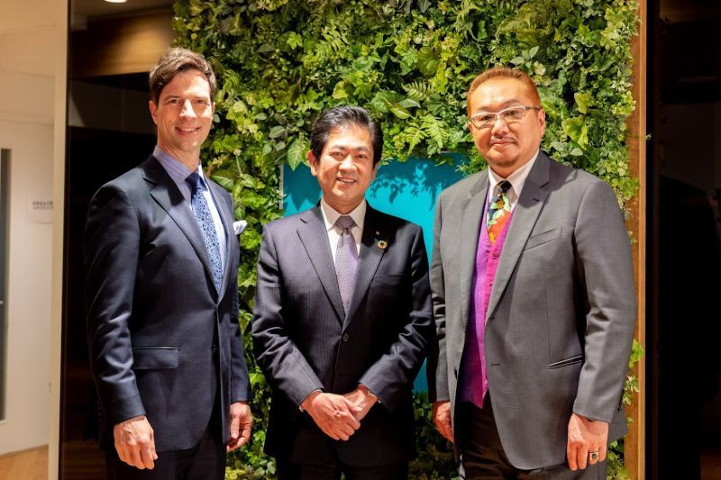 写真左からタレントのパトリック・ハーラン氏、不動産流通システム深谷社長、正直不動産原作者の夏原氏