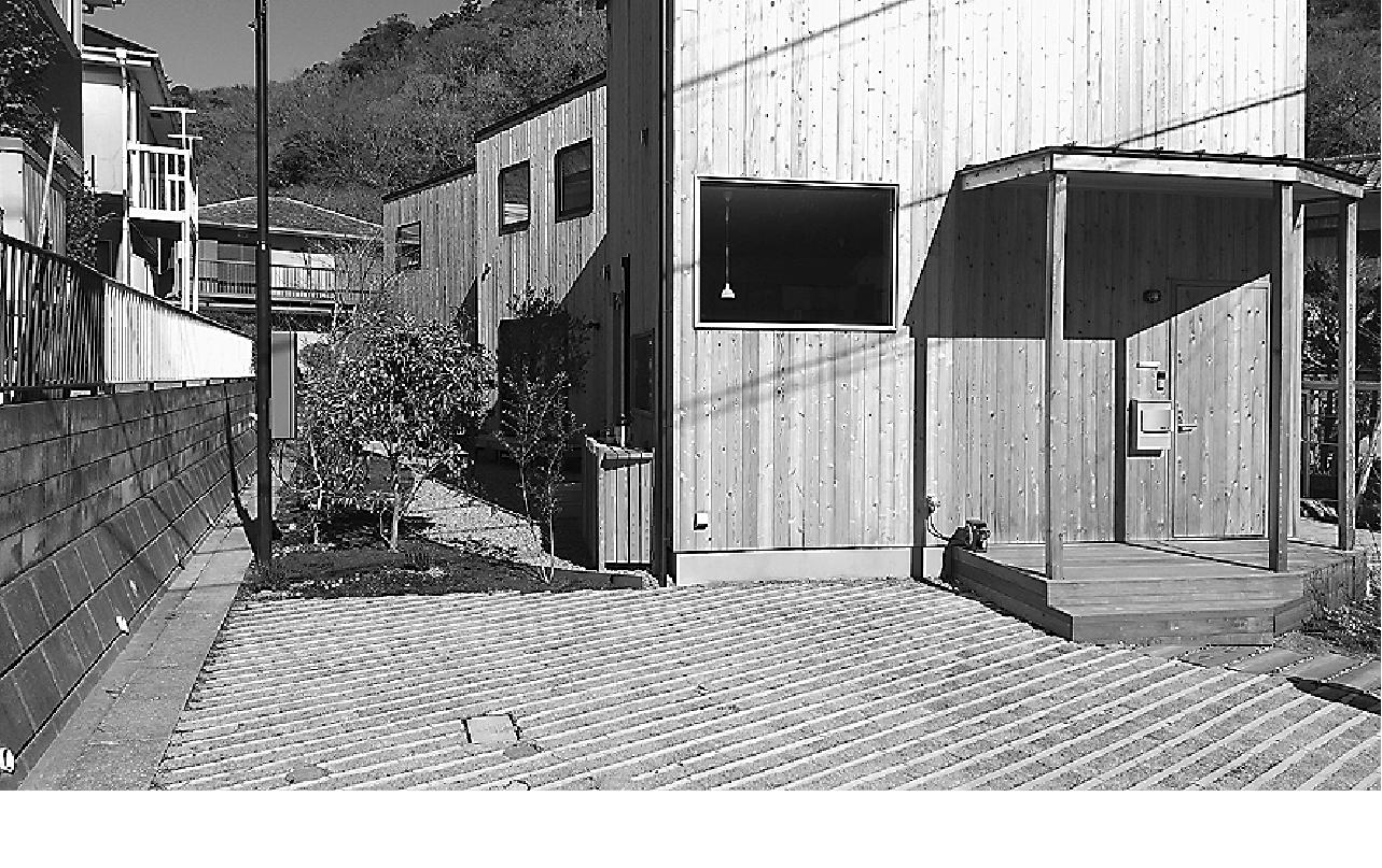 一番奥(モデル棟)と真ん中の住棟は敷地が〝旗竿地〟となるため、それぞれ前面道路(写真手前)に出てくる通路が必要だが、それらしきものが見えない。土地を分譲する時の協定で「家まわの敷地は互いに利用し合いましょう」と定めているからだ