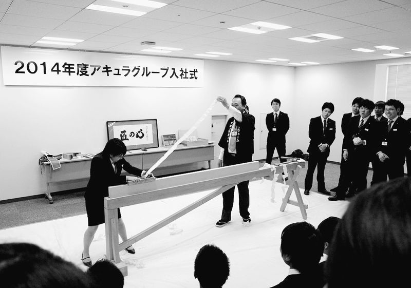 住宅会社の入社式ではカンナがけの初仕事が行われた