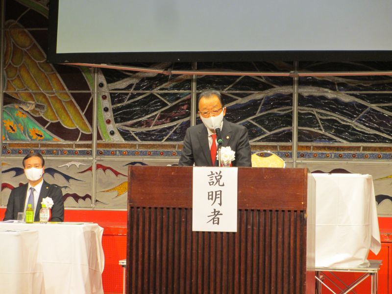あいさつをする千振会長