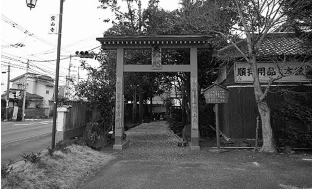 発心門(右)を抜けると風格のある仁王門(下)が現れる
