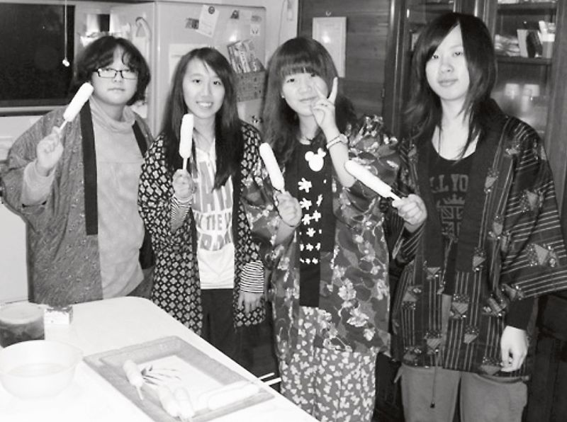 農家では、台湾からの学生たちときりたんぽ作りに挑戦