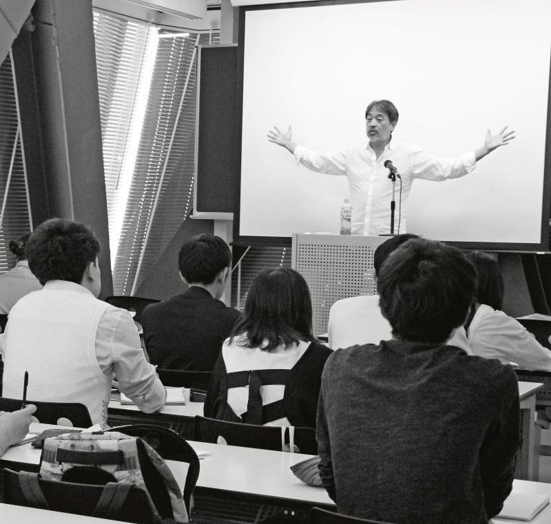 講師の神谷氏は、デザイナーの心得をインテリア学科の学生に伝えた