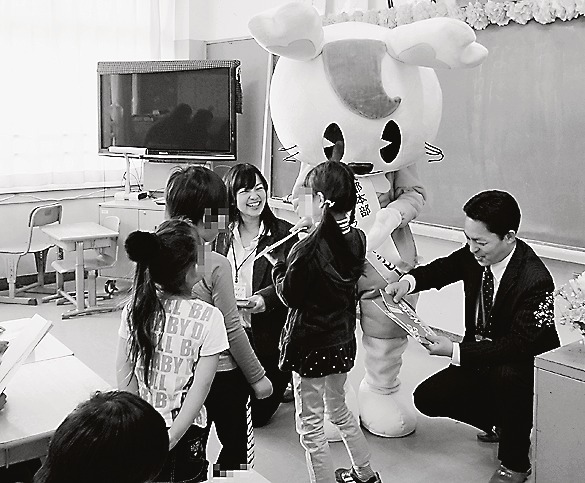 全日ラビーちゃんと小学生たち