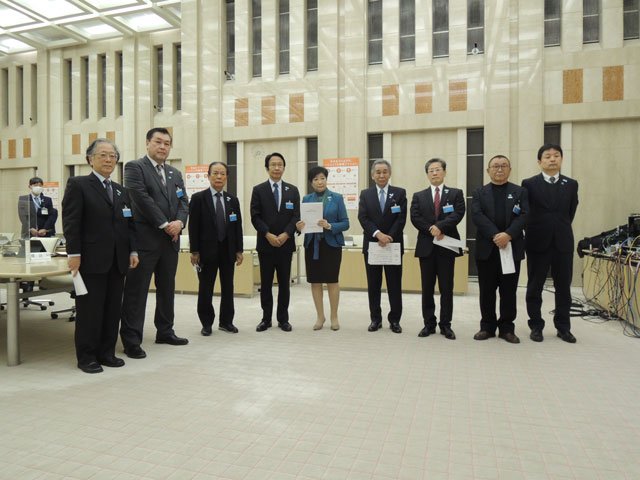 都庁を訪問し、小池都知事に要望書を手渡す石川本部長(左から4人目)