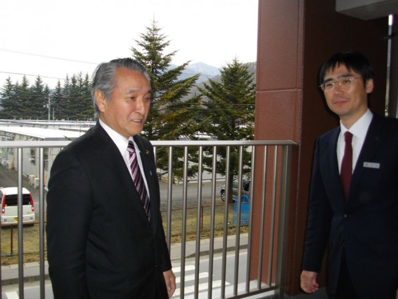 見学する野田武則釜石市長