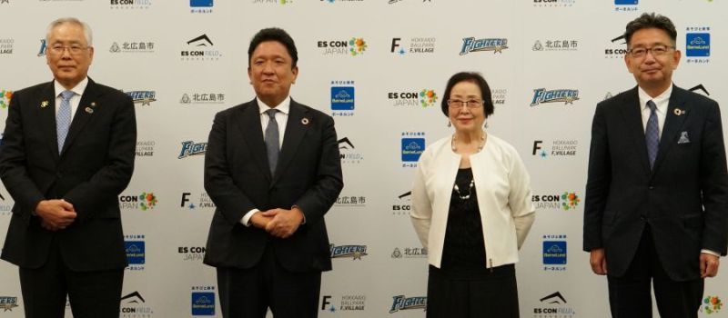 記者発表会で登壇した伊藤社長（左から２人目）