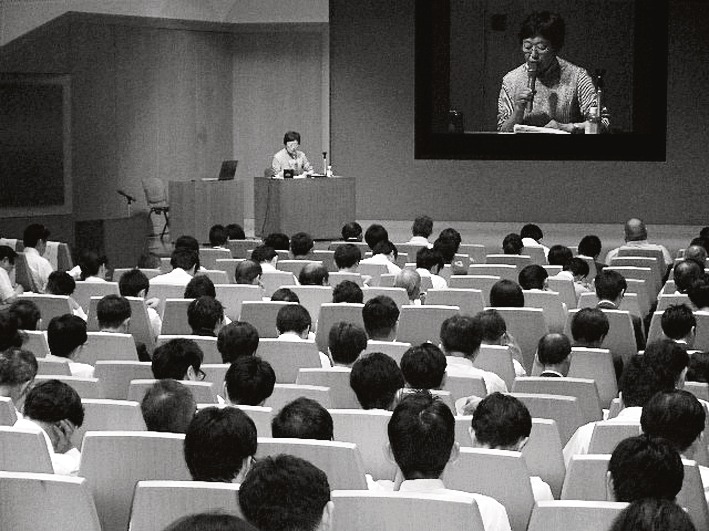 聴講席は、ほぼ満席に
