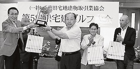 高崎支部長(中)と支部選抜メンバー