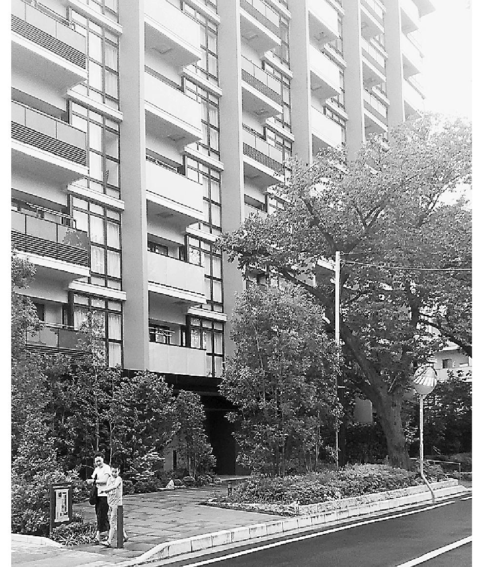 長谷工グループが開発した賃貸マンション「ブランシエスタ王子」。介護付き有料老人ホーム「センチュリーシティ王子」はこの裏手。これら2つの棟を合わせた総称が「ブランシェラコート王子」である(東京都北区王子5丁目)