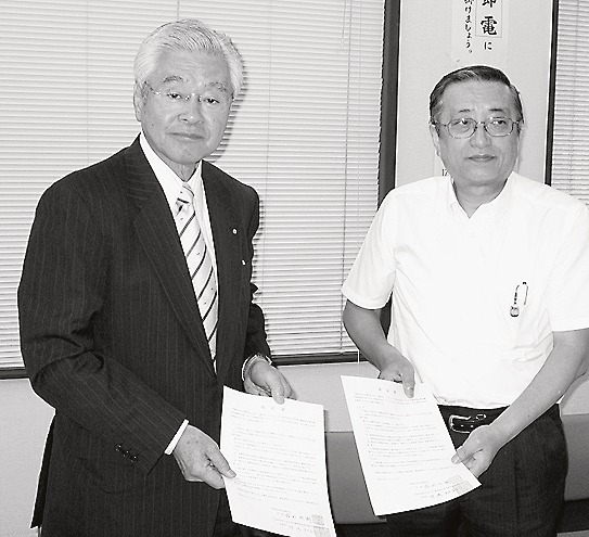協定書を交わす原嶋支部長(左)と自治会連合会会長の宮田氏