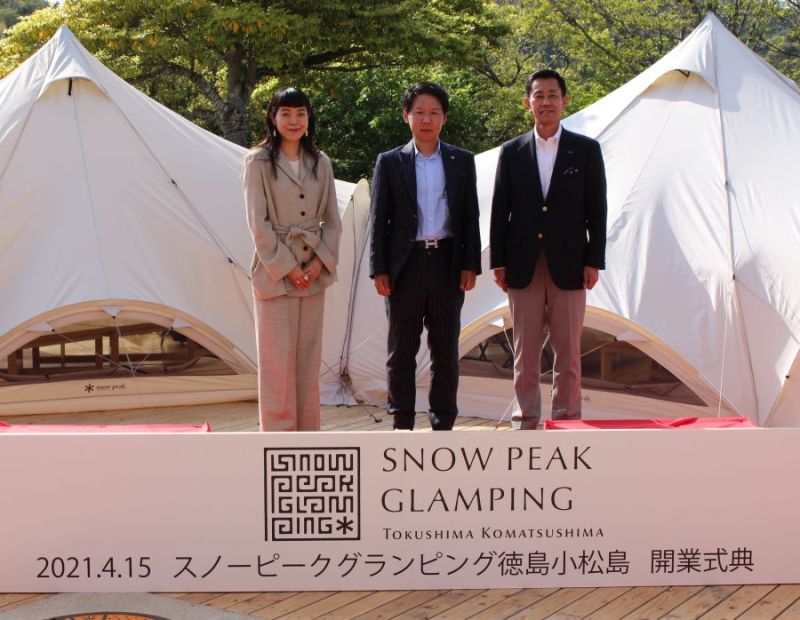 オープン前日の式典。左から山井社長、中山代表取締役、加嶋社長