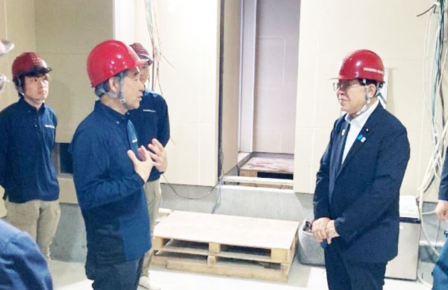 6月18日に都内の住宅建築現場を視察した金子大臣(写真右、国交省資料より)