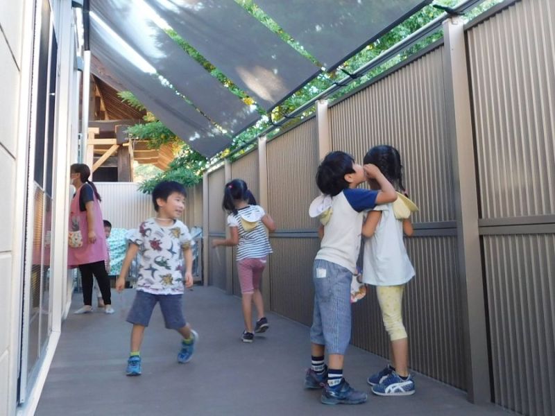 山形市内の4つの保育施設に日よけを設置
