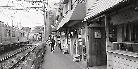 「今ちゃん」の前を電車が走る