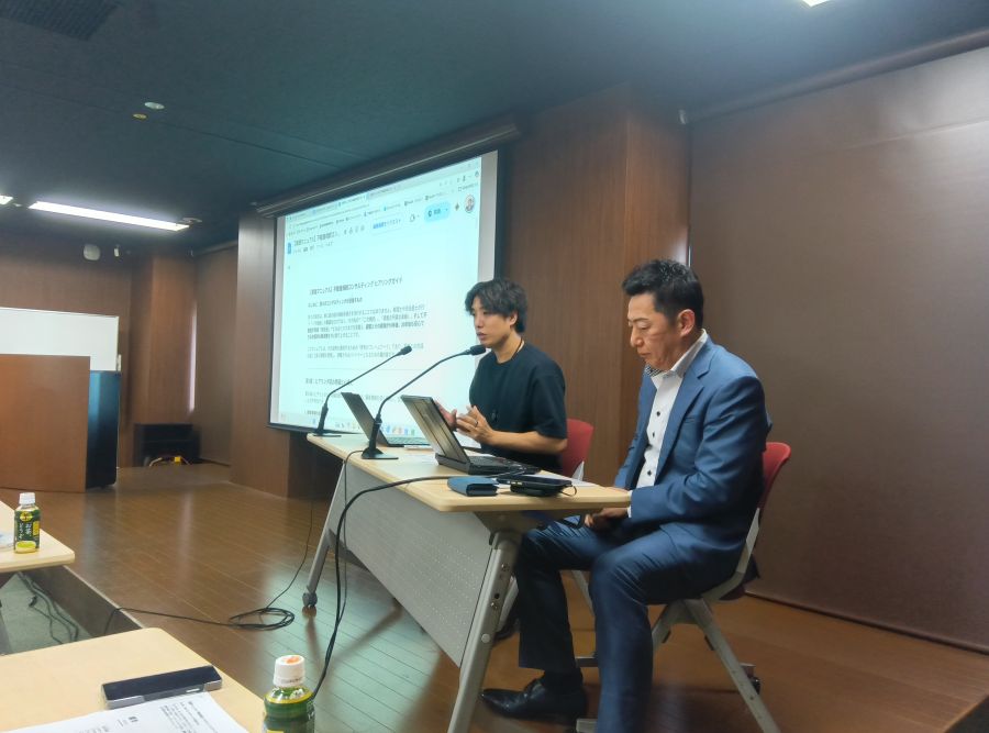 会場からの質問に答えながら不動産業者のＡＩ活用について対談する和田浩明氏（写真左）と大澤健司氏
