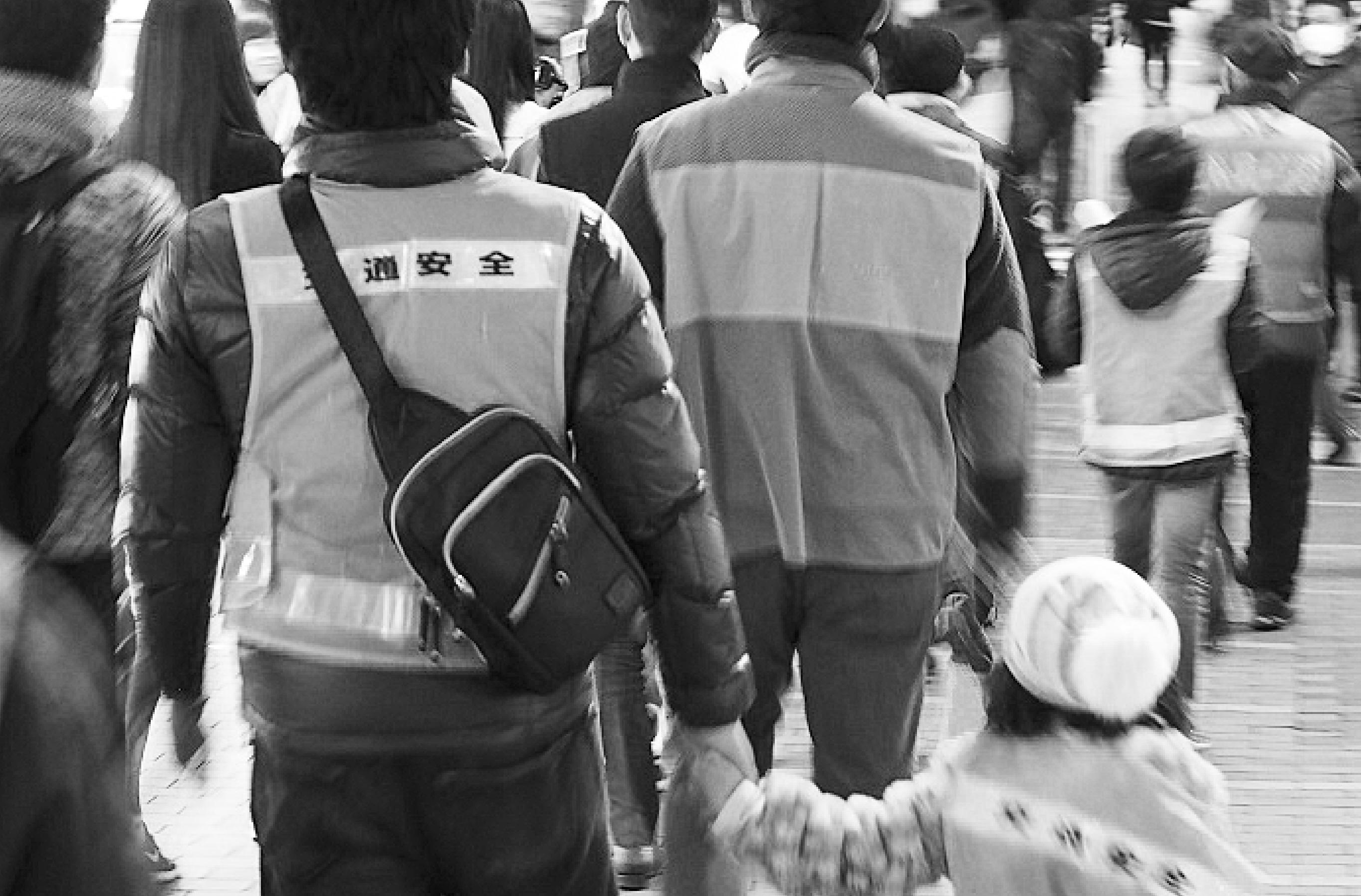 小学校周辺の横断歩道では児童を誘導