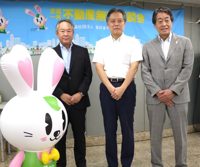 (左)全日の中村理事長 (中)吉住新宿区長 (右)全日東京都本部新宿支部の本嶋支部長