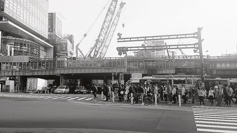 再開発が進む渋谷駅前で目立つ地下鉄高架橋