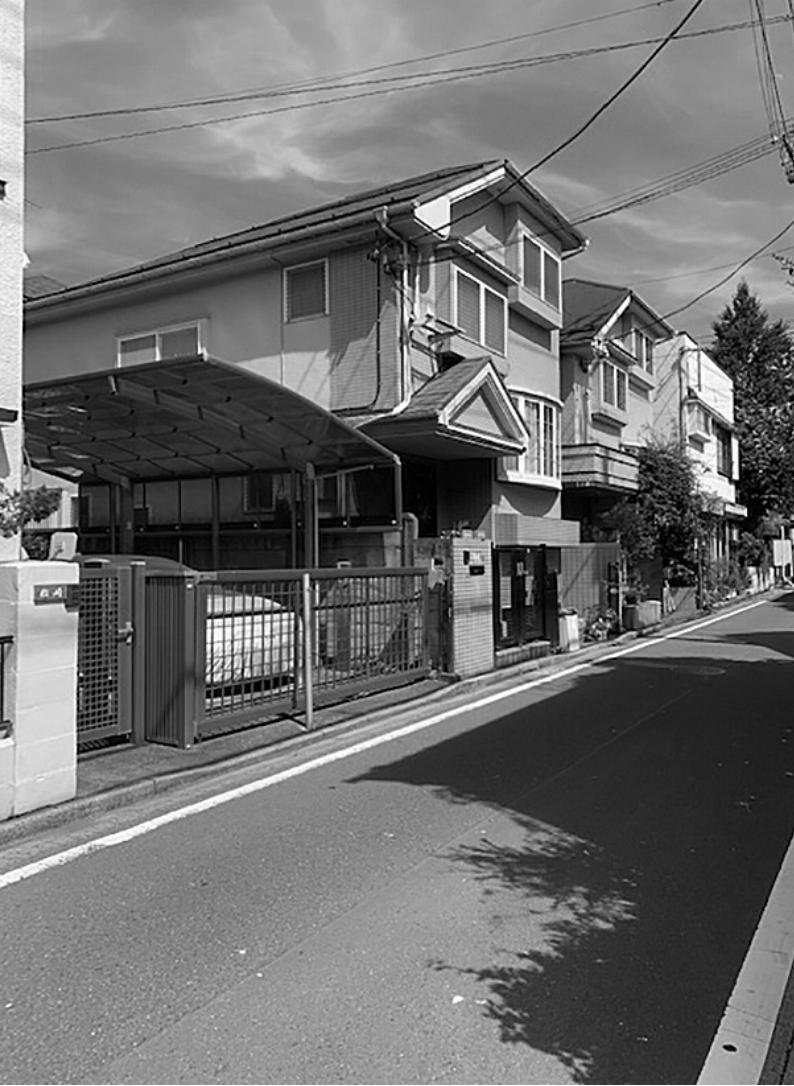 出窓、庇の重厚さが窮屈にも見える