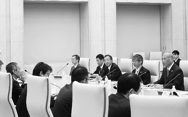 舛添都知事も出席した検討会議