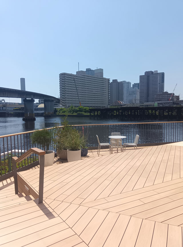 エントランスホールからつながる広々としたデッキ
