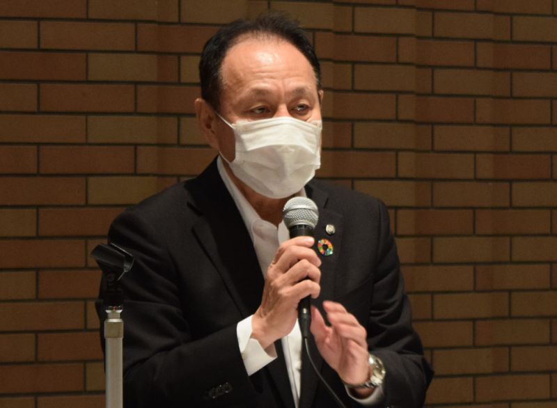 会見する芳井新会長