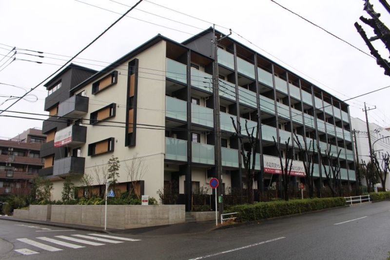 「モクシオン稲城」外観。稲城駅から徒歩4分に立地する