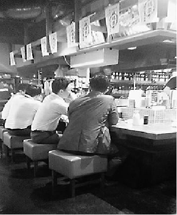 居酒屋の詩 (78) 酒飲みて更けゆく夜と街の灯に 揺れる人影夢かうつつか