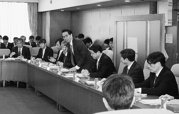 あいさつする江藤農水副大臣。手前は高木国交副大臣