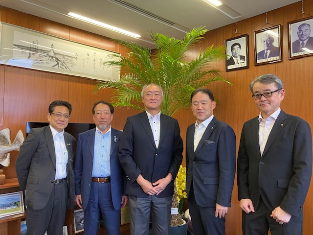 八丈島表敬訪問災害見舞金を贈呈 都宅協第六ブロック
