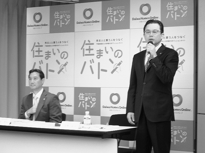 新事業を説明する富樫紀夫・大和ホームズオンライン社長(右)と、安光哲夫取締役