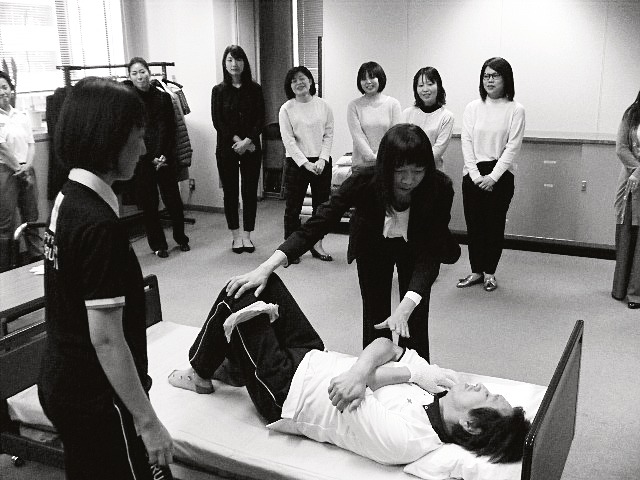 受講者たちは実践的に学ぶ