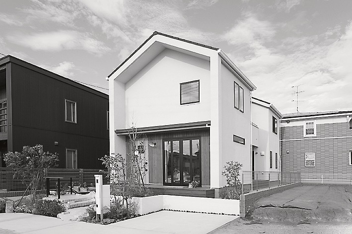 シンプルで暖かみのある外観