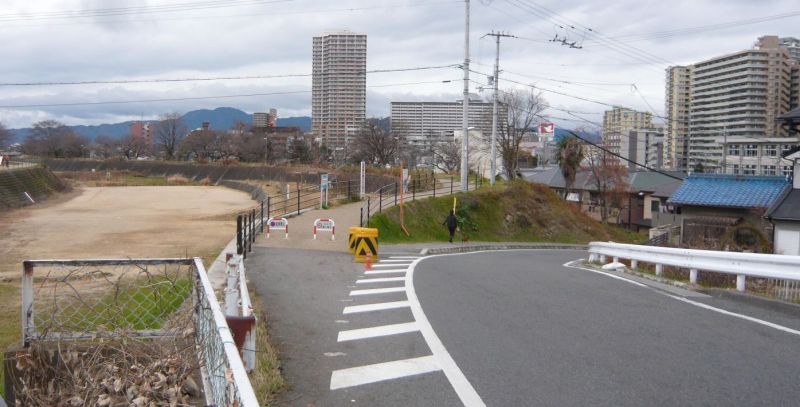 利活用前の跡地(写真左側)。旧草津川は典型的な天井川だったことが分かる