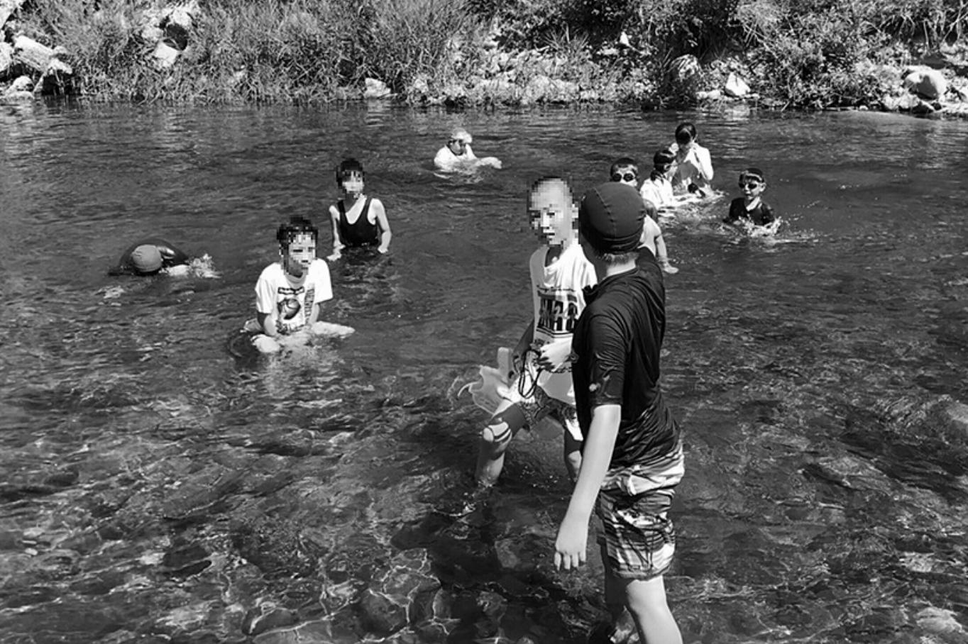 藤琴川で遊びを満喫する子供達