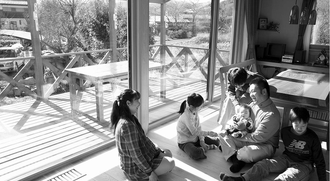 （上）南向きの開口部を大きく設けた受賞作品の外観（提供・高橋建築）　（下）人が多く集まれば、体温などにより室温も上がる。高橋社長は「家族団らんの温かさも寒さ対策に貢献する」という（同）