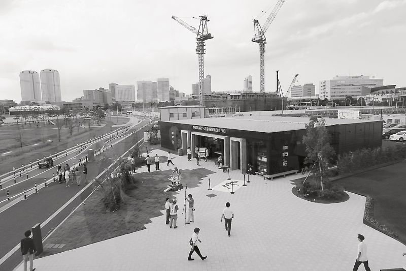 超高層棟建設現場とコミュニティ施設(手前)