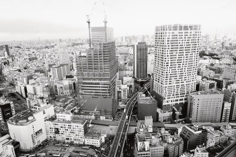 グーグル本社が入居する渋谷ストリーム(右、8月竣工)