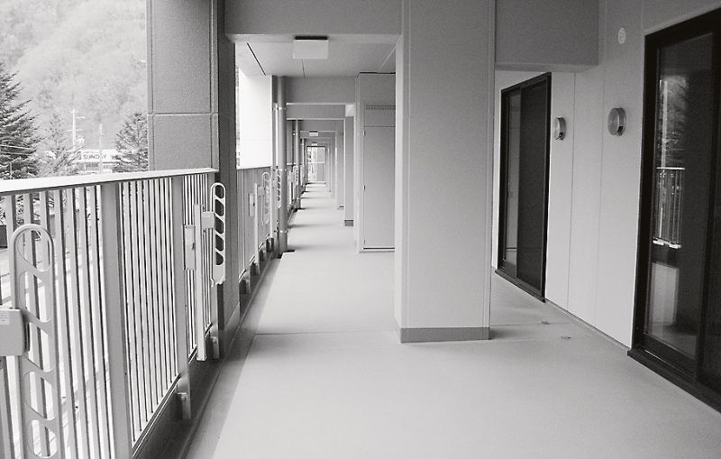 高齢者や単身者の孤立を防ぐコモンバルコニーはその象徴だ