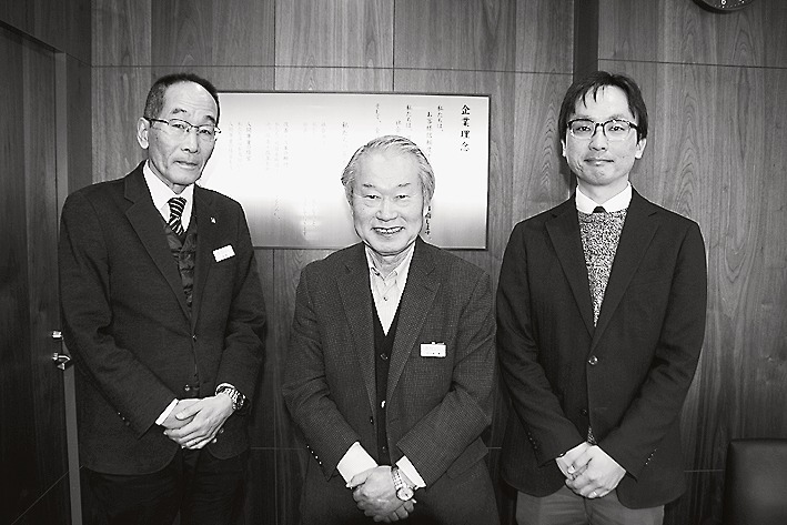 (左から)吉野和彦執行役員、三ツ木孝社長、福田一羊居住用賃貸部長