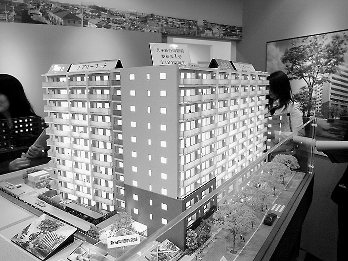 「ルネ新白岡駅前」の完成予想模型。駅徒歩1分の立地ながら、戸建て住宅に囲まれた開放感が特徴