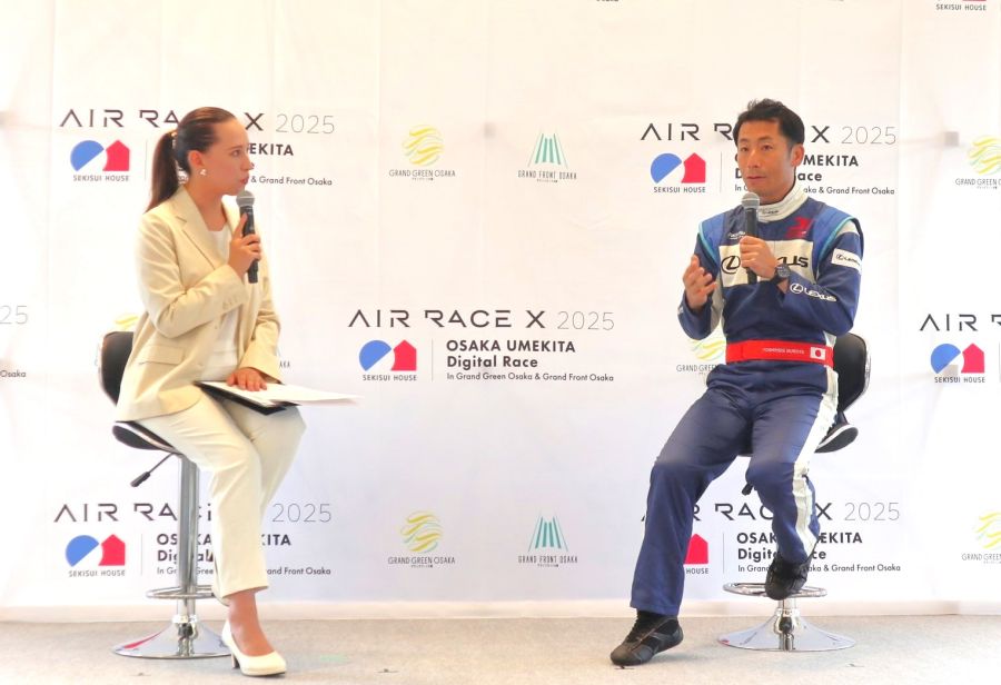 レースの見所などを語る出場予定の室屋義秀さん(㊨)