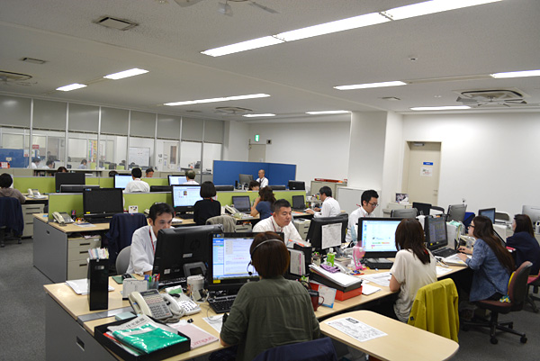 全国から寄せられる様々な質問や問い合わせに対応するカスタマーサービス推進部