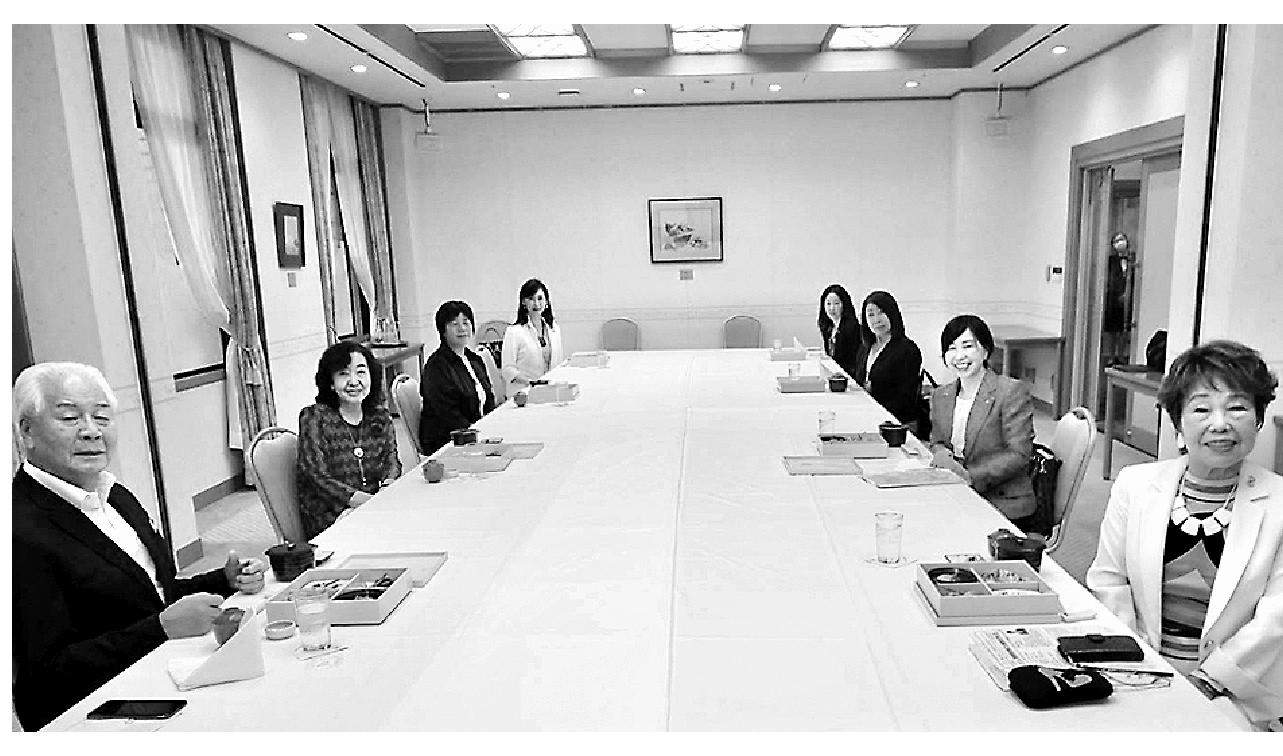 不動産女性塾は新型コロナウイルス感染防止のため活動を自粛していたが、今後の活動方針などを協議するため7月15日、東京の明治記念館で理事役員会議を開いた。その後、専門紙記者らに公開する形でこれからの不動産業の行方や住まいのあり方についての討論を行った
